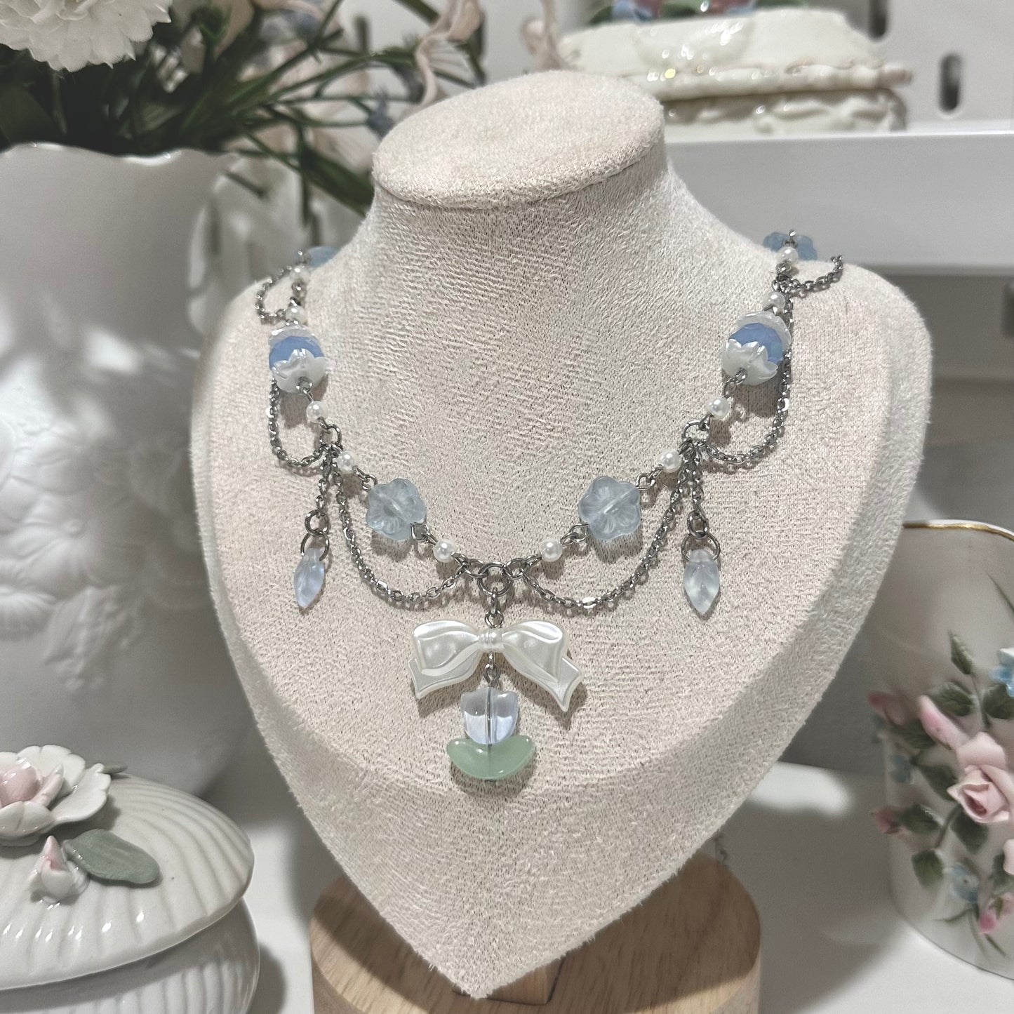‘Chang’ an’ tulip necklace