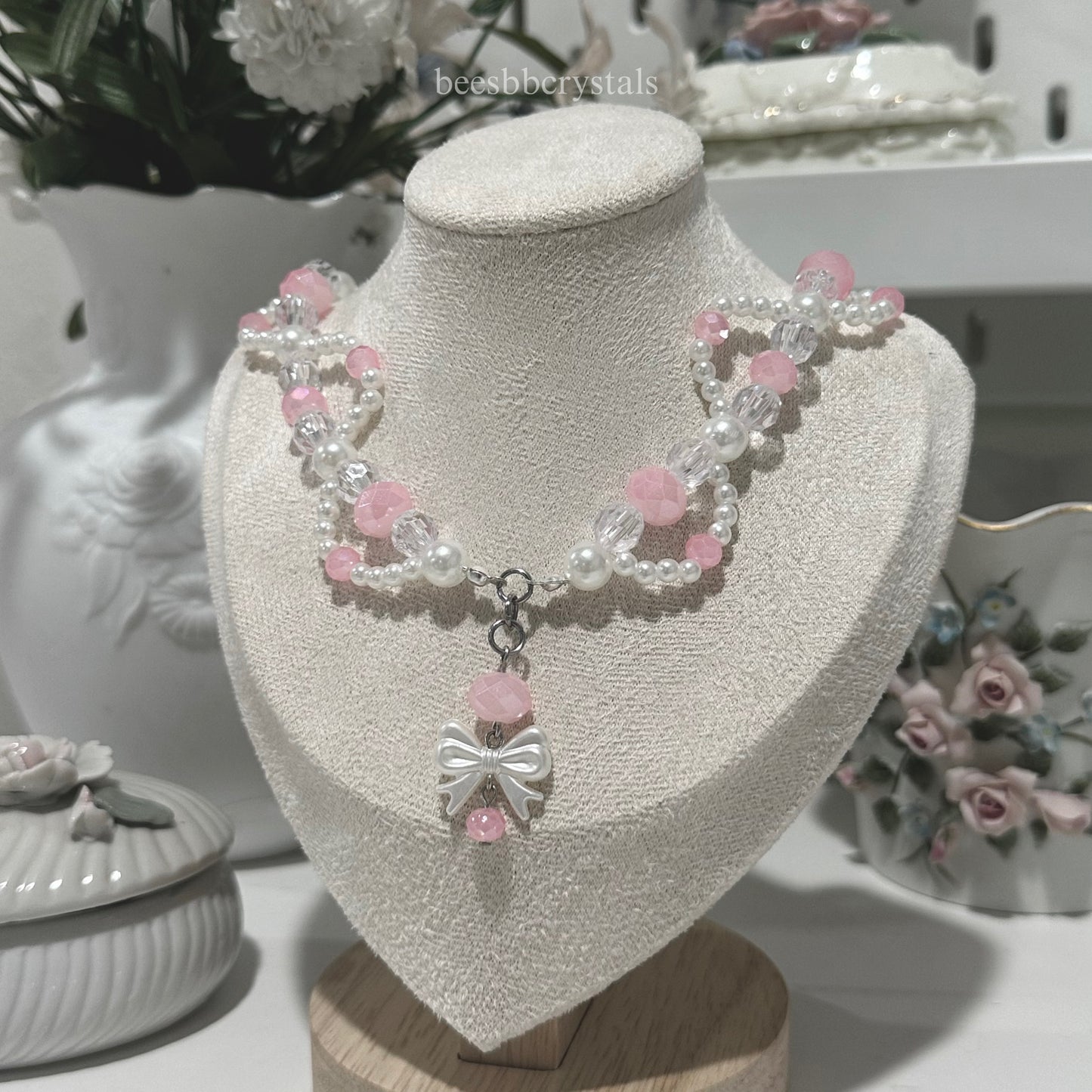 Dangly bow necklace